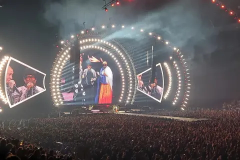 Concert des Black Eyed Peas à Paris, une foule immense sous un spectacle lumineux impressionnant.