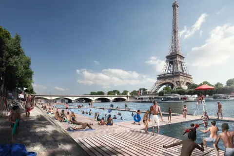Des Parisiens profitent d'une journée ensoleillée pour la baignade dans la Seine, avec la Tour Eiffel en toile de fond.