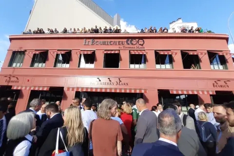 Le Bouillon du Coq, restaurant de Thierry Marx, accueille une foule sous un ciel bleu.