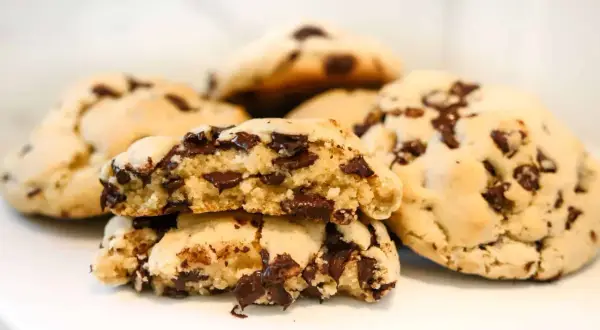Gros plan sur des cookies aux pépites de chocolat, un délice qui rappelle un cookie Paris.