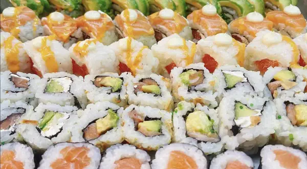 Assortiment de makis et sushis frais, un vrai régal pour les amateurs de **best sushi Paris**.