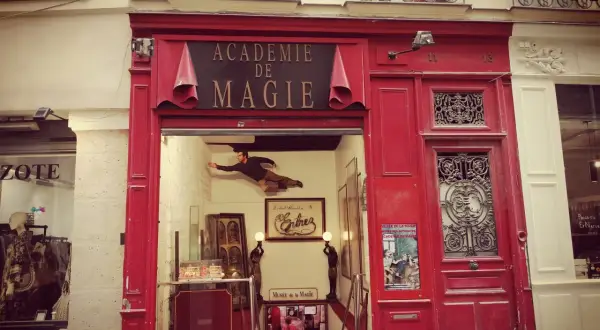 L'Académie de Magie, un musée fascinant, invite les visiteurs à découvrir les secrets de l'illusion.