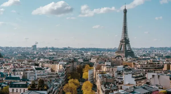 Vue panoramique de Paris avec la Tour Eiffel. Idéal pour savoir que faire à Paris ce week-end : balade, musées, gastronomie.
