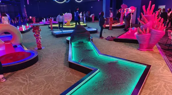 Un parcours de mini-golf coloré et futuriste, avec des néons vibrants et des obstacles originaux. Le **nikito domus** invite à une partie endiablée dans une ambiance électrique.