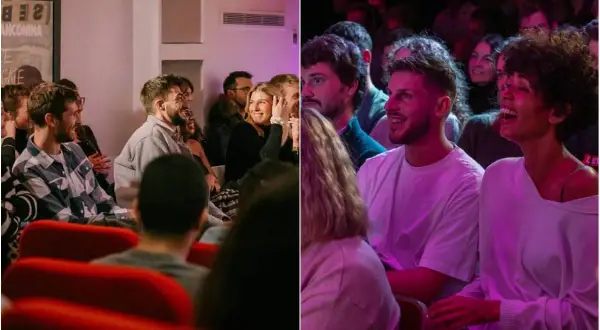 Des spectateurs rient aux éclats dans un **comedy club Paris gratuit**. Ambiance chaleureuse et humour garanti.