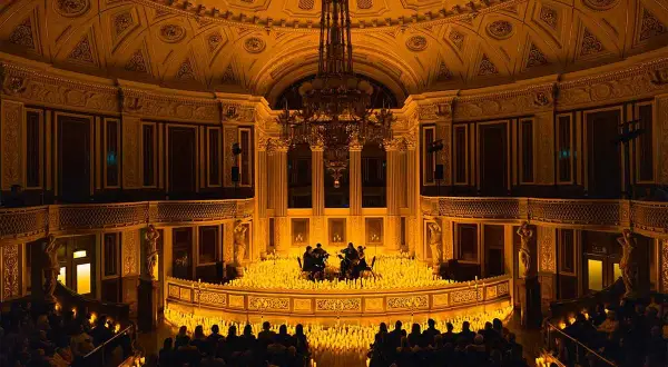 Concert de musique classique dans un théâtre parisien, illuminé par des milliers de bougies. Une scène magique de candlelight Paris.