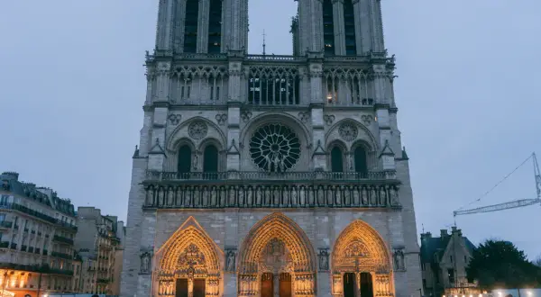 Visite de Notre Dame de Paris, majestueuse cathédrale gothique illuminée, avec ses rosaces et sculptures impressionnantes.