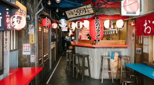 Ambiance de resto japonais à Paris, avec lanternes rouges et enseignes typiques.