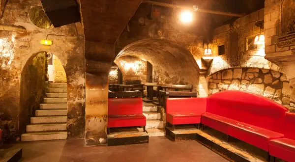Ambiance unique au Caveau de la Huchette. Les prix sont abordables pour profiter de ce lieu historique.