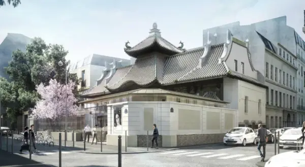 La Pagode à Paris, un bâtiment aux toits courbés, se dresse fièrement dans une rue bordée d'arbres fleuris et de bâtiments haussmanniens.