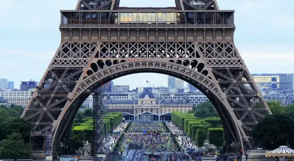 Vue depuis la Tour Eiffel, une foule nombreuse profite de la vue. La durée de visite dépend de l'affluence.