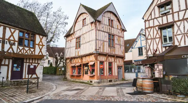 Charmant village médiéval en Île-de-France, idéal pour sortir et découvrir son architecture typique.