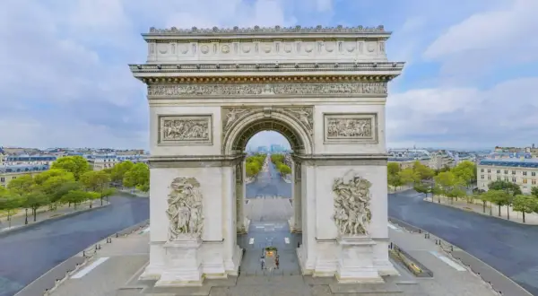 L'Arc de Triomphe, monument emblématique de Paris, offre une vue imprenable. L'accès au sommet est gratuit pour certains visiteurs, une belle opportunité à saisir.