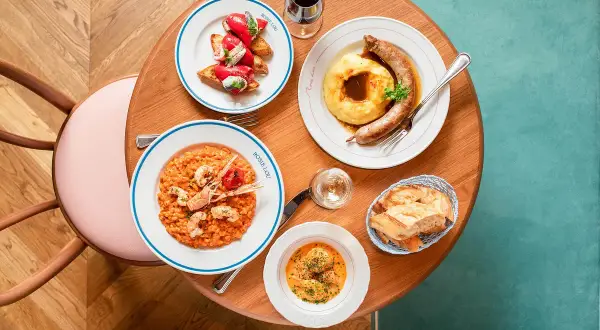 Un repas gourmand à la brasserie Rosie Lou : risotto aux crevettes, saucisse purée, tartines et petites bouchées.