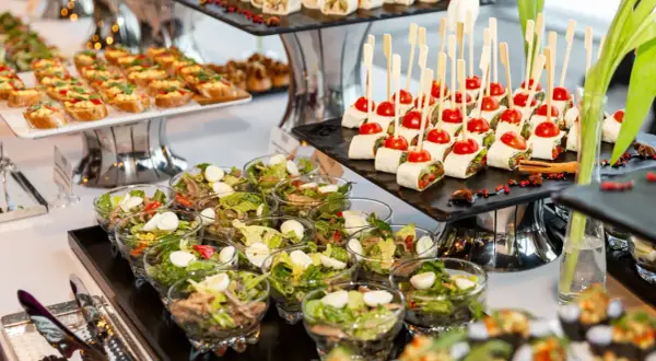 Un festin de **brunch à volonté Paris** : mini wraps, toasts garnis, salades individuelles et brochettes de tomates cerises.