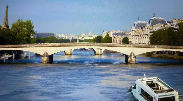 Un bus amphibie navigue sur la Seine, sous un pont parisien, avec la Tour Eiffel et des bâtiments emblématiques en arrière-plan. On dirait que même les canards de Paris ont leur propre moyen de transport !