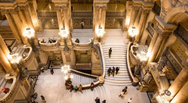 Magnifique escalier de l'Opéra Garnier. Visite gratuite pour admirer cette architecture somptueuse et ses lustres étincelants.