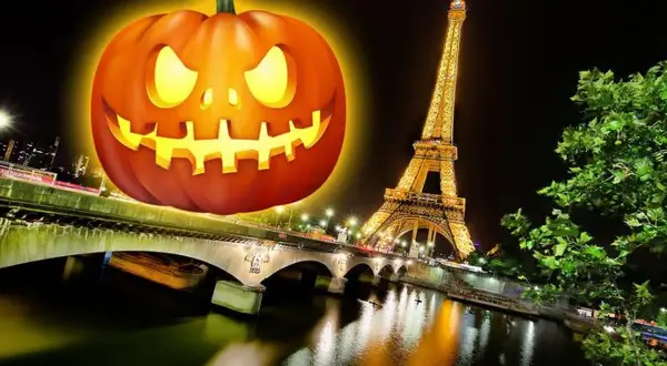 Citrouille d'Halloween lumineuse devant la Tour Eiffel illuminée, un pont et la Seine la nuit. Ambiance bar Halloween Paris.