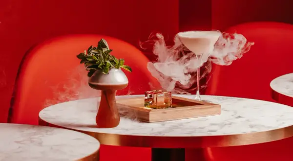Cocktail fumant sur une table marbrée, ambiance chic et moderne. Un moment pour se déconnecter au bar.