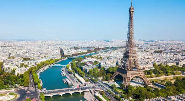Vue aérienne de Paris avec la Tour Eiffel. Vous vous demandez "cuanto cuesta subir a la torre Eiffel" ? Admirez la vue !