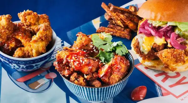 Un festin de poulet frit parisien : bouchées croustillantes, burger gourmand et frites de patate douce.