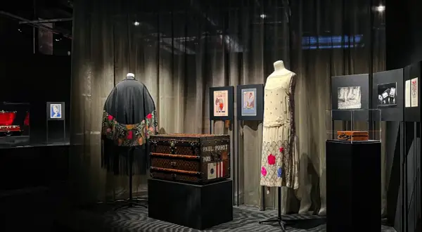 Exposition mode : manteau brodé, malle Louis Vuitton, robe art déco. Un rêve LV.