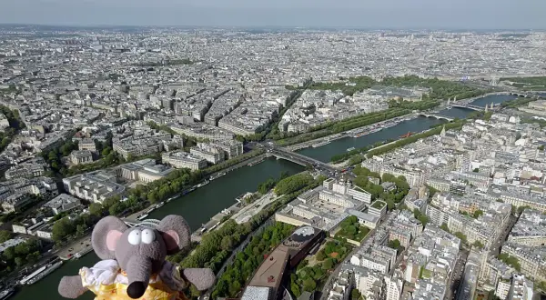 Vue de Paris depuis la hauteur de la tour Eiffel, 2ème étage, avec une souris en peluche.