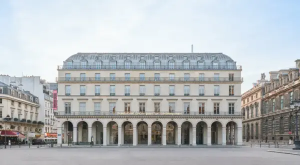 Façade de la Fondation Cartier pour l'art contemporain, avec ses arcades et son nom lumineux.