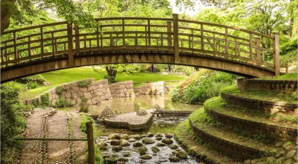 Pont en bois au-dessus d'un ruisseau dans le jardin du musée départemental Albert-Kahn.