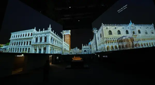 Dans un grand palais immersif, des projections vidéo recréent Venise. On y voit le Palais des Doges et d'autres édifices majestueux.