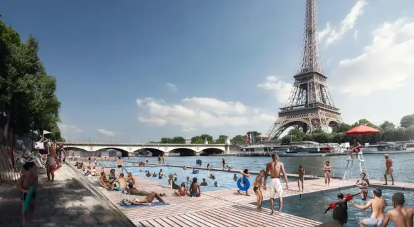 Des Parisiens profitent d'une journée ensoleillée pour la baignade dans la Seine, avec la Tour Eiffel en toile de fond.