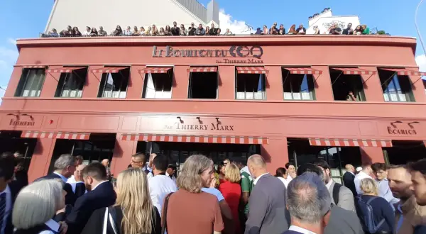 Le Bouillon du Coq, restaurant de Thierry Marx, accueille une foule sous un ciel bleu.