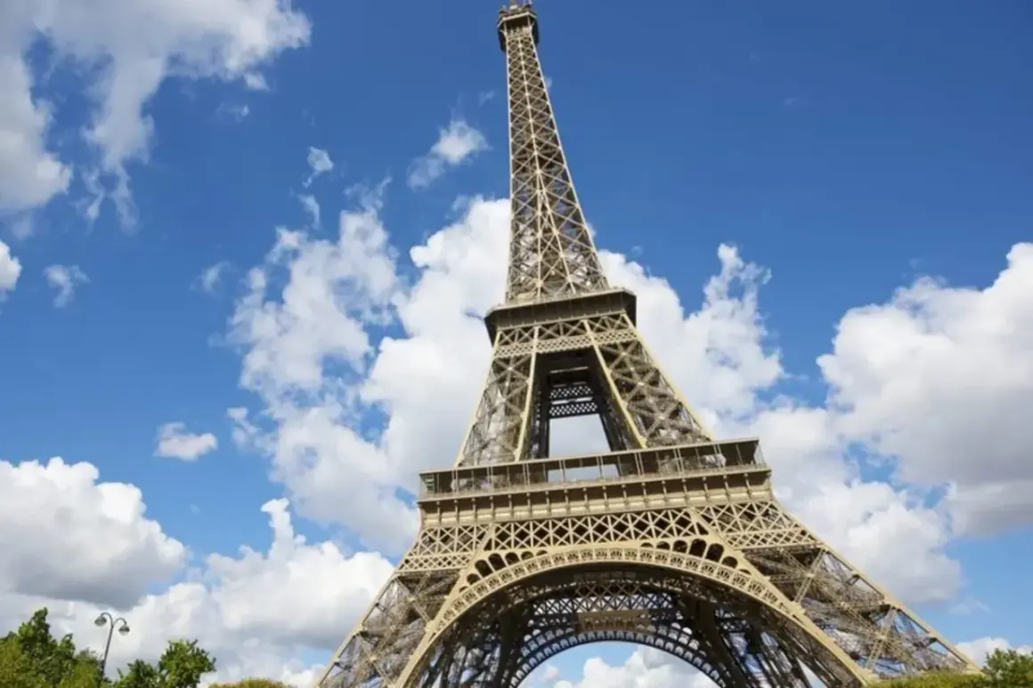 La Tour Eiffel se dresse fièrement sous un ciel bleu parsemé de nuages. Idéal pour savoir que faire autour de la Tour Eiffel.