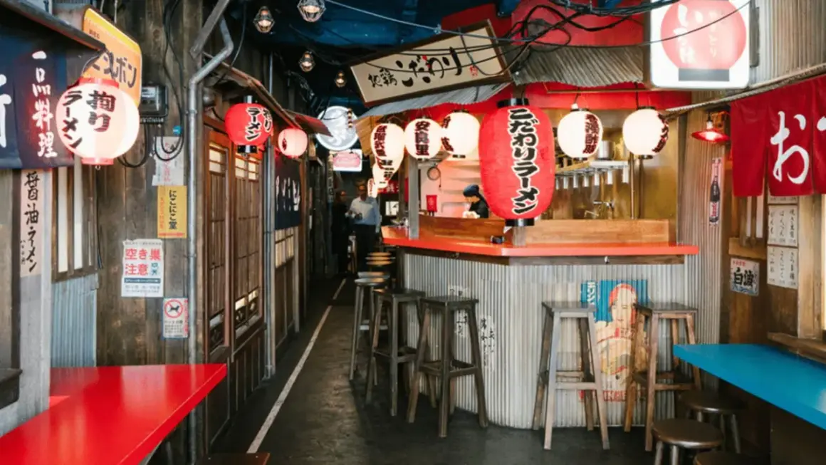 Ambiance de resto japonais à Paris, avec lanternes rouges et enseignes typiques.