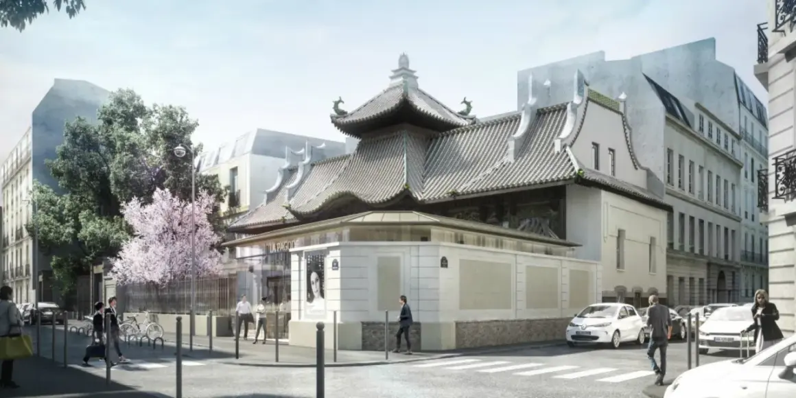 La Pagode à Paris, un bâtiment aux toits courbés, se dresse fièrement dans une rue bordée d'arbres fleuris et de bâtiments haussmanniens.