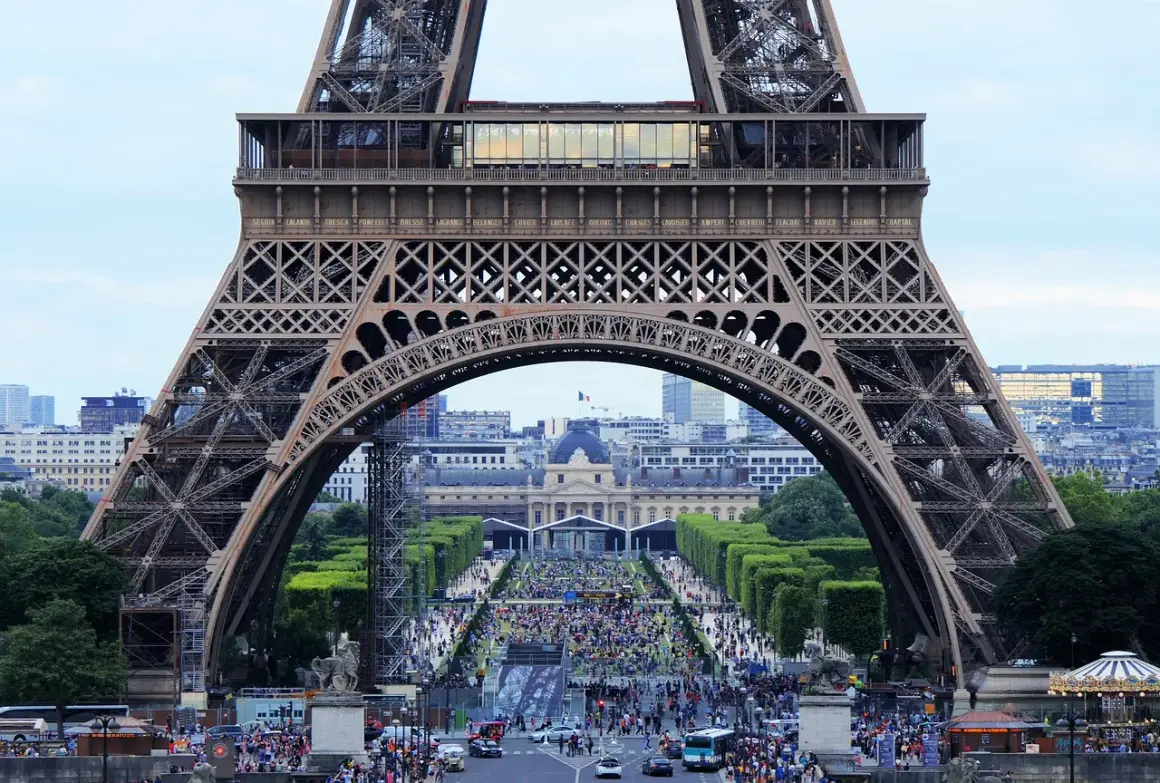 Vue depuis la Tour Eiffel, une foule nombreuse profite de la vue. La durée de visite dépend de l'affluence.