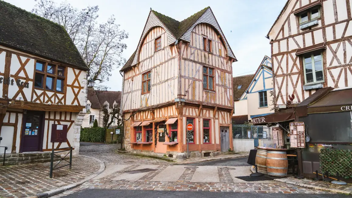 Charmant village médiéval en Île-de-France, idéal pour sortir et découvrir son architecture typique.