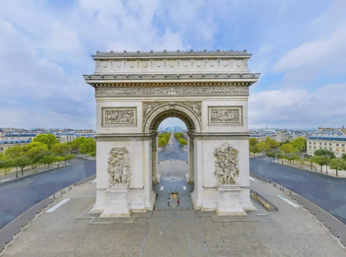 L'Arc de Triomphe, monument emblématique de Paris, offre une vue imprenable. L'accès au sommet est gratuit pour certains visiteurs, une belle opportunité à saisir.