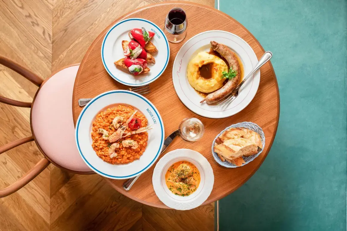 Un repas gourmand à la brasserie Rosie Lou : risotto aux crevettes, saucisse purée, tartines et petites bouchées.
