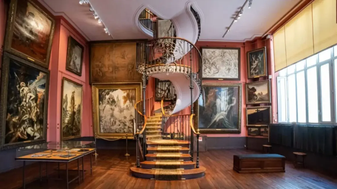 Escalier en colimaçon majestueux au cœur d'un musée insolite à Paris, entouré de tableaux sombres et évocateurs.