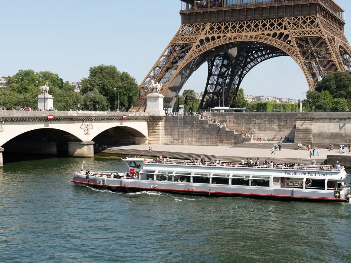 Les vedettes du Pont Neuf naviguent sur la Seine, sous la Tour Eiffel et le pont.
