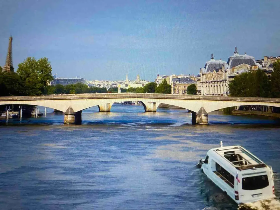 Un bus amphibie navigue sur la Seine, sous un pont parisien, avec la Tour Eiffel et des bâtiments emblématiques en arrière-plan. On dirait que même les canards de Paris ont leur propre moyen de transport !
