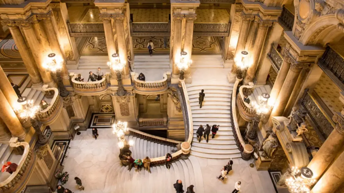 Magnifique escalier de l'Opéra Garnier. Visite gratuite pour admirer cette architecture somptueuse et ses lustres étincelants.