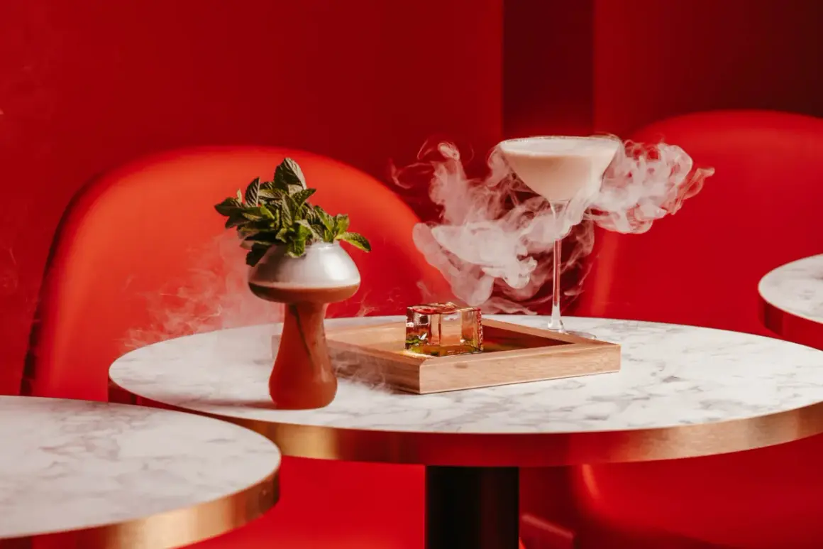 Cocktail fumant sur une table marbrée, ambiance chic et moderne. Un moment pour se déconnecter au bar.