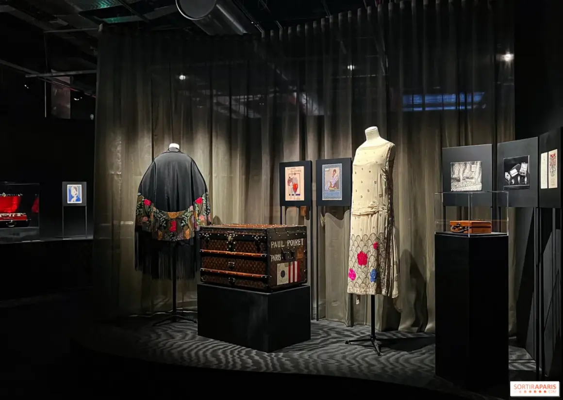 Exposition mode : manteau brodé, malle Louis Vuitton, robe art déco. Un rêve LV.