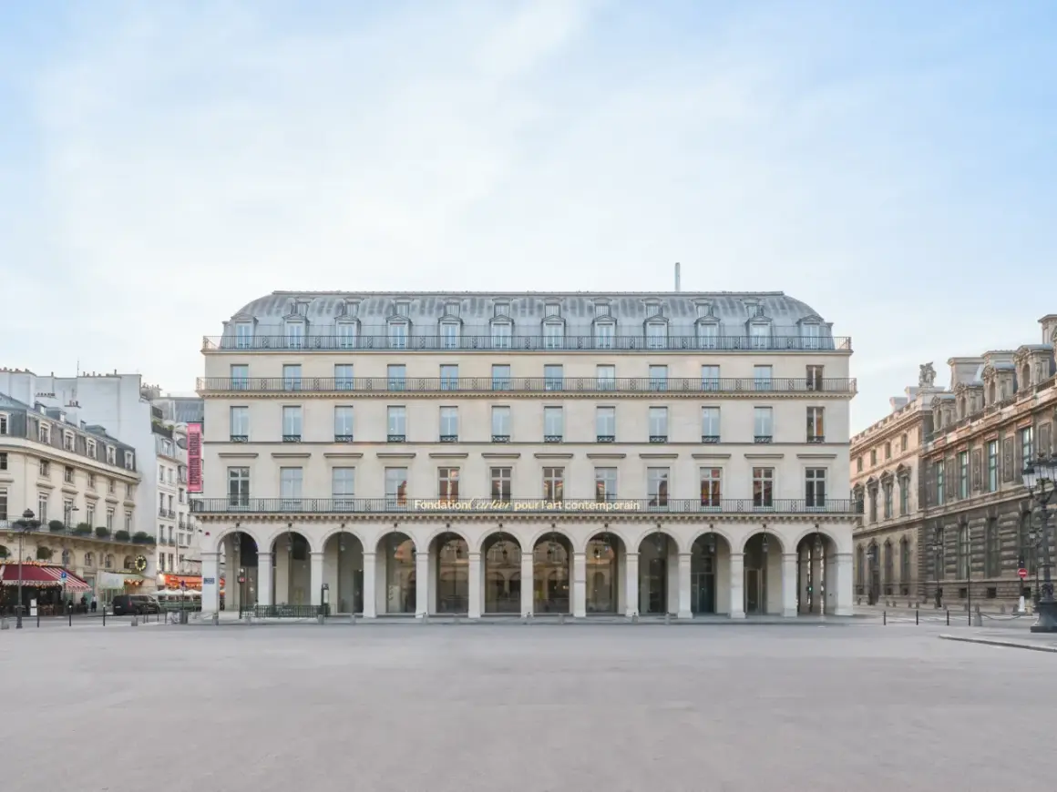 Façade de la Fondation Cartier pour l'art contemporain, avec ses arcades et son nom lumineux.