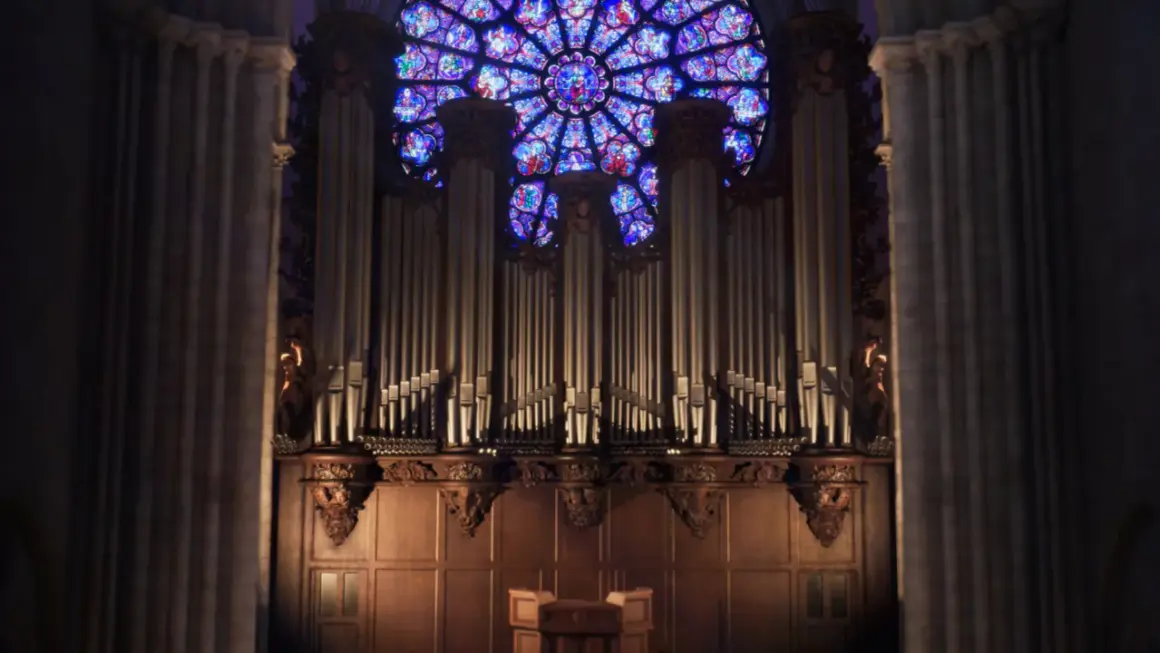 L'orgue majestueux de Notre-Dame, une vision éternelle, se dresse sous la rosace aux vitraux éclatants.