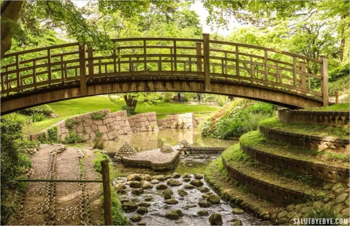 Pont en bois au-dessus d'un ruisseau dans le jardin du musée départemental Albert-Kahn.