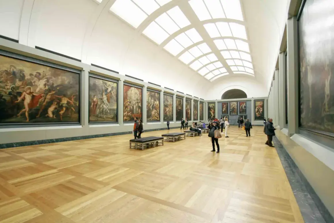 Vaste galerie d'art parisienne avec de grandes peintures et des visiteurs admirant l'expo gratuite.