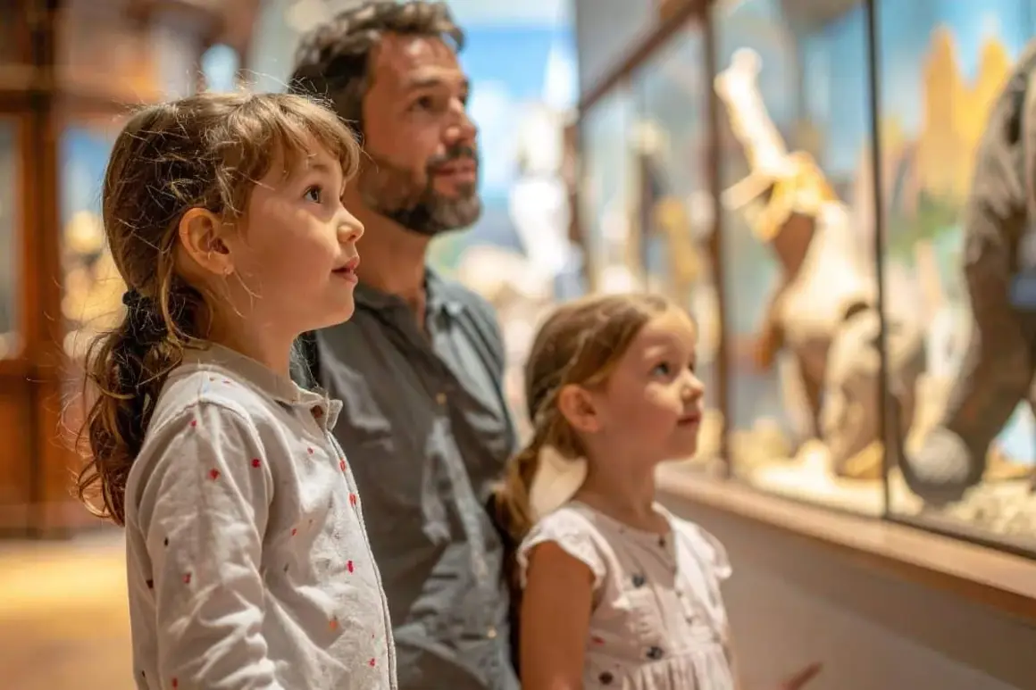Un père et ses deux filles émerveillés devant des squelettes d'animaux, une belle journée pour visiter Paris avec des enfants.